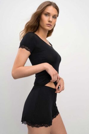 Nærbolur – Blúnda á ermum – Einlitur Væntanlegt Nærbolur – Blúnda á ermum – Einlitur