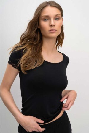 Nærbolur – Blúnda á ermum – Einlitur Væntanlegt Nærbolur – Blúnda á ermum – Einlitur