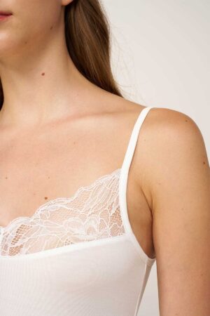 Hlýrabolur – Yndismjúkur – Blúnda Bolir Hlýrabolur – Yndismjúkur – Blúnda